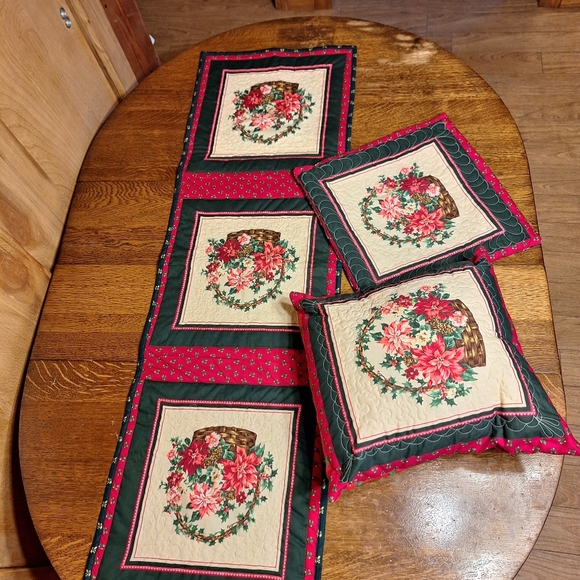 "Christmas Baskets Green & Red Backs" Table Runner & Pillows Bundle, NWT - Picture 1 of 16